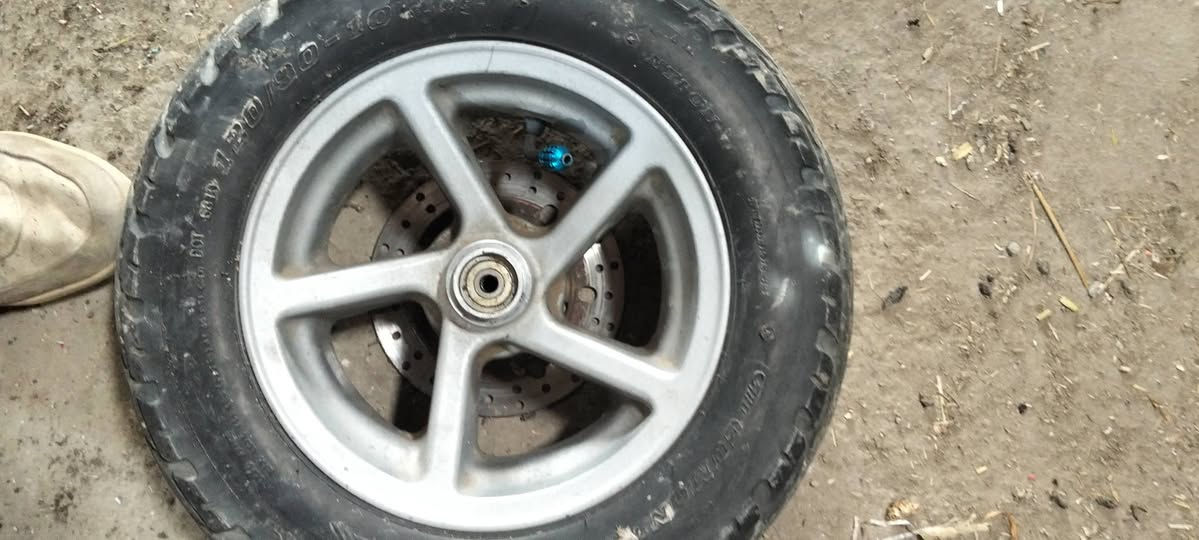 السلام عليكم شباب وياله ويل ابو رياضي لون رصاصي  النجمه اصلي اصلي مختم دايوان بكل الويل مال سكنس عام سعر ١٢٠وبيهن مجال قليل ماوكو رخص من هيج رقم الهاتف *********** العنوان بغداد المشتل
