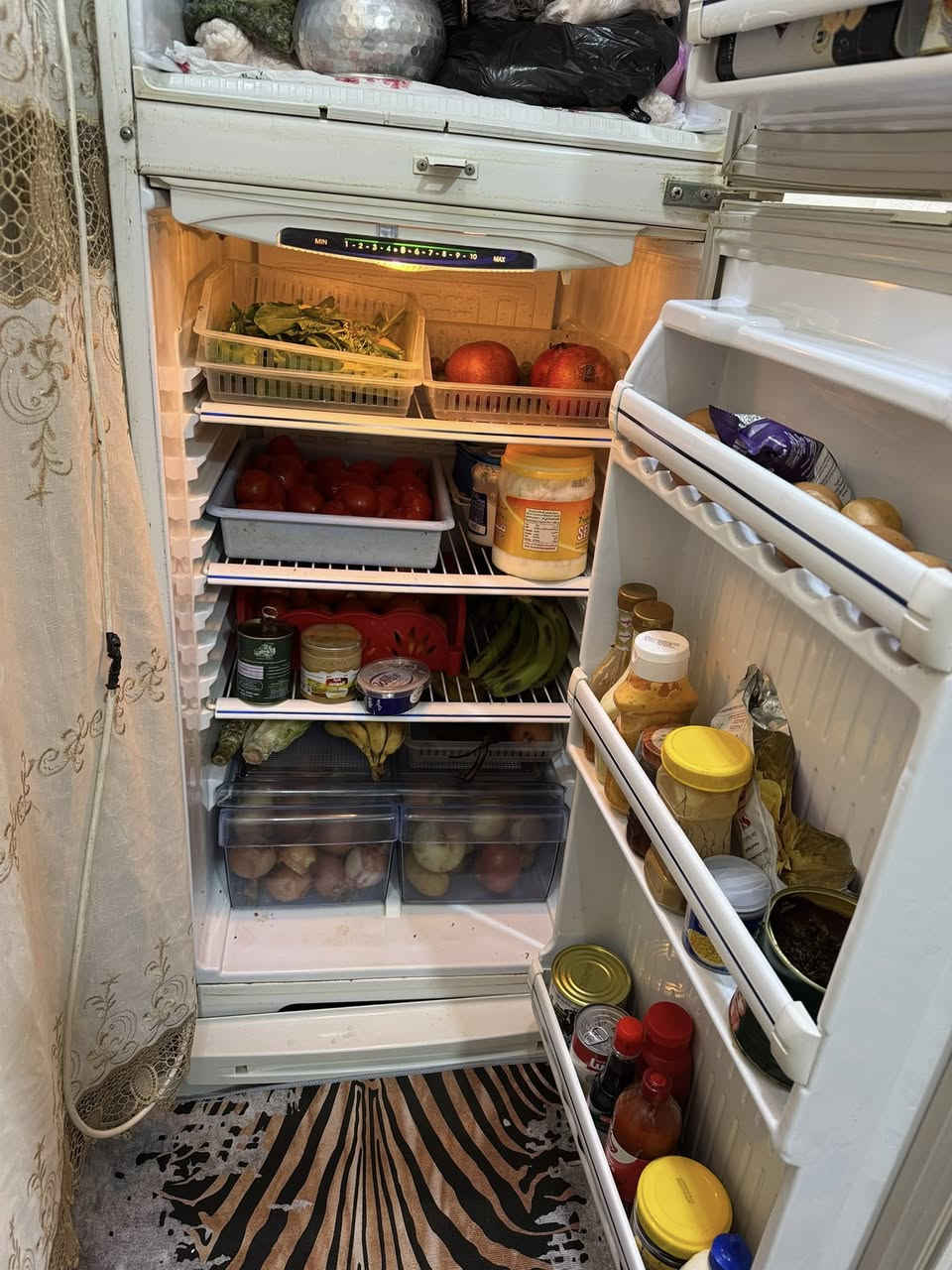 عندي ثلاجة كونكورد حجم (18) قدم نضيفة كلش سعرها (300) الف وللعلم مشراتها 600 الف والشراي يستاهل العنوان البصرة حي الأصدقاء (***********)
