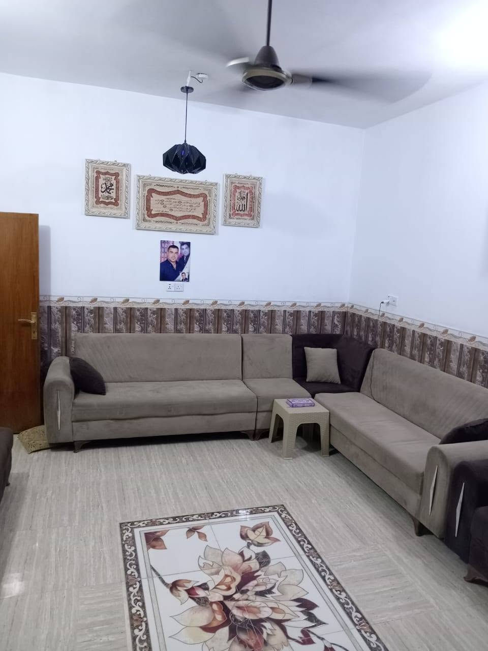 بيت مساحة ١٠٠ متر واجهه 10 ونزال 10
طابو صرف طابقين 

الطابق الاول استقبال 5 متر في ٤,٥

مطبخ ٥ في ٤

الكندور ٤في٤ + منور متر

الحمام ٢,٥ في ٢,٥

+طارمه كبيره

الطابق الثاني 

غرفتيت نوم+ كندور+ صيحات كبيره+ بلكونه

المكان الاكرمين مقابل جامع شهداء الطف

الاستفسار الاتصال على الرقم 

***********

ابو طيبه
