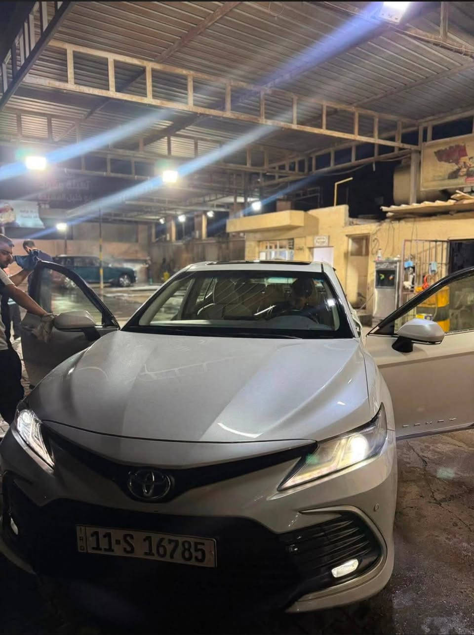 كامري 2024 وارد عبداللطيف جميل ماشية 70,000 كم
معلومات ومواصفات الكامري معروفة

المحرك والأداء:

محرك بنزين 4 أسطوانات سعة 2.5 لتر.

نظام هايبرد HEV.

القوة الإجمالية: 217 حصانًا.

ناقل حركة e-CVT.

نظام دفع أمامي (FWD).

استهلاك الوقود: 26 كم/لتر تقريبًا. �

التجهيزات الخارجية:

ويل ألمنيوم 18 بوصة.

مصابيح LED أمامية وخلفية.

إضاءة نهارية LED.

كشافات ضباب خلفية.

مرايا كهربائية بإشارات انعطاف.

حساسات أمامية وخلفية.

كاميرا خلفية.

دخول ذكي وتشغيل المحرك بصمة.

فرامل توقف إلكترونية (EPB).

الداخل:

مقاعد جلد

مقعد السائق كهربائي.

مكيف أوتوماتيكي ثنائي المناطق.

فتحات تكييف للمقاعد الخلفية.

عجلة قيادة متعددة الوظائف.

مثبت سرعة.

شاحن لاسلكي للجوال.

منافذ USB وBluetooth.

نظام الترفيه:

شاشة معلومات وترفيه 7 بوصات.

نظام صوتي بـ 6 سماعات.

شاشة معلومات للسائق.

أنظمة الأمان:

6 وسائد هوائية.

نظام الثبات الإلكتروني (VSC).

نظام مانع الانزلاق (ABS).

نظام توزيع قوة الفرامل (EBD).

مساعد صعود المرتفعات (HAC).

نظام مراقبة ضغط الإطارات (TPMS).

نظام التحكم في الجر (TRC). �

معلومات إضافية:

بلد الصنع: اليابان.

سعة خزان الوقود: حوالي 50 لترًا.

تتسع لـ 5 ركاب. �

الضرر: 

مرفق بالسونار. بالاضافة الى ملاحضة في الصندوق الخلفي

مكان السيارة بغداد

السعر: 220 وبيها مجال للشرّاي

رقم الهاتف: ***********
