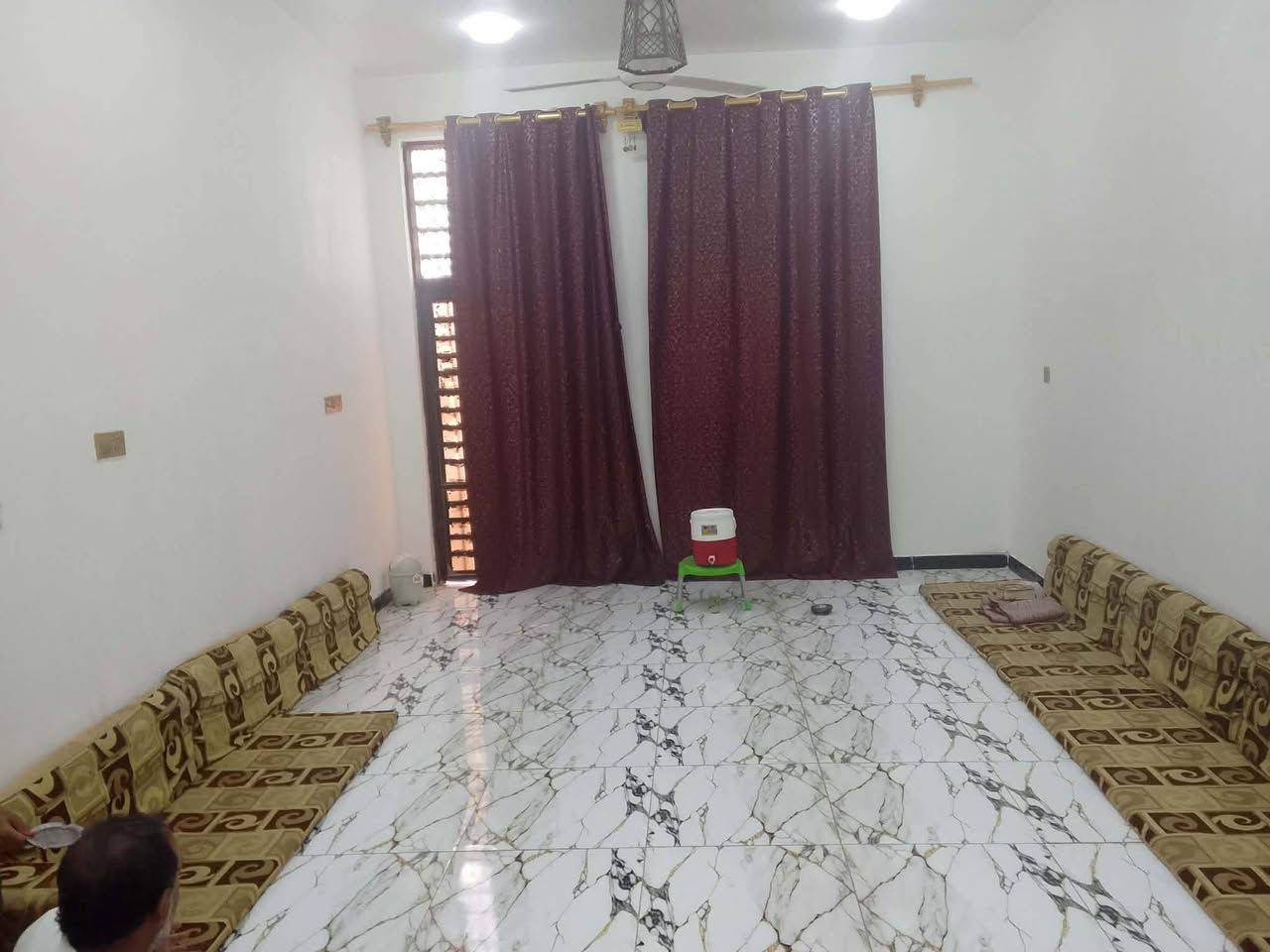 سلام عليكم بيت للبيع بحي ابو طارق مساحه 300 صب كونكريت غرفتين وصاله وستقبال صحيات الاستفسار تصال ع رقم ***********
