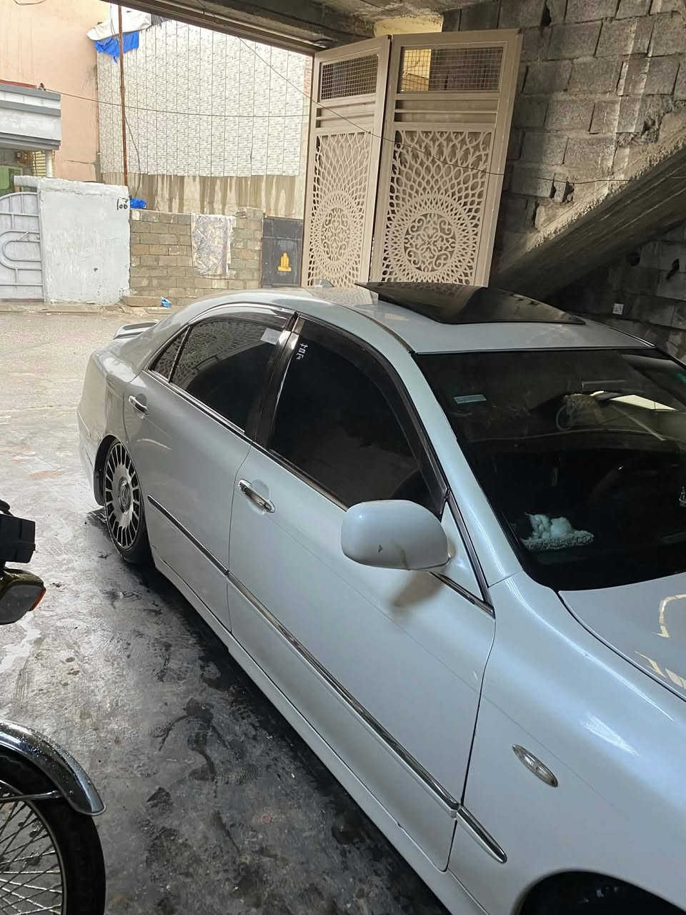 ماجیستا براوە براوە ٢٠٠٥ لۆک  کۆد ی بۆکراوە  بی دەحمو لیدراو بی چالو شوخت شانیسو کەڤەر بەشەرت 
قەپات مواسەفات بەس سلایت نیە ناو قەیسی چوارتایەو ویل مایباخ لۆکی لەسەرە مشتەریت تیلکە بی مەسرەف***********
