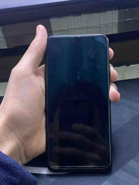 ذاكرة 128 عشوائية 6 كله شغال وكع من ايدي واتفطر الضهر والشاشة انرفعت شوية رجعت سويتها يم ابو تلفونات والصمغ مدري شسمة بي اثر عالشاشه بس مو سواد فقك ضل مال صمغ 
مكاني بغداد الدوره رقمي *********** بغداد
