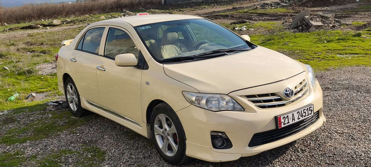 کرۆلا 2013
بیلاد سپی بۆیاخکراو چەملخی پێشەوە سایەق رەشە
لەگەڵ دوشوێنی بچوک معجونی هەیە پێشو دوای هیچی نیە
سەنەوی نوێ بەناوی خۆم
فحس وهەزەی نوێیە
سۆنەریشم داناوە

ئۆتۆماتیکە  مەکینە بچوک بووە کراوە بە گەورەوکراوەتەوە بێ عەیبە
بۆنرخ پەیوەندی بکە ماڵەکە جوانە وماڵی دۆستە 
سەیارەی معڕز نیە

***********
***********
