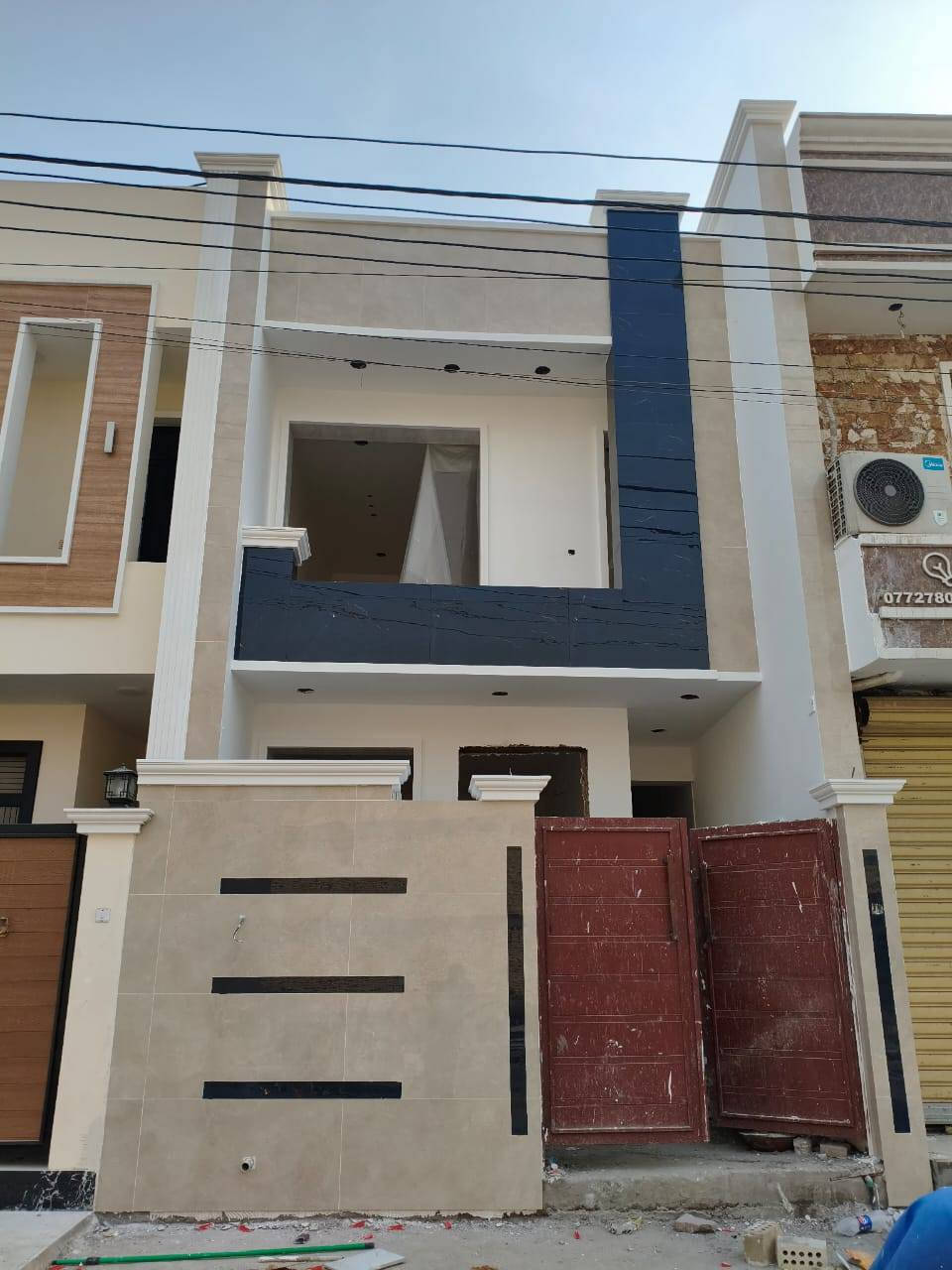 بيت على شارع تجاري للبيع مساحة ١٠٠ متر واجهة ٥ متر العنوان اراضي بيت بنيه الشارع الرئيسي قرب بلوك ١٥ البيت طابقين بعد شهر يكمل البيت من الاعمال والتشطيب النهائي البيت بيبان قاصه شبابيك المنيوم شغل درجة اولى نظام تركي vip طابو ملك صرف زراعي سند ٢٥ كاع بيت بنيه
لباقي التفاصيل والسعر التواصل على الارقام التالية *********** *********** وتساب ابو عباس للعقار
