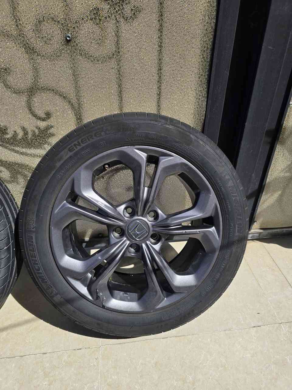 تحية طيبة،
تخم تايرات اطار مع ويل هوندا اكورد قياس 17 بلادي بحالة ممتازة.

٣ تايرات مشلن وتاير واحد دنلوب 

السعر 550$ 

للتواصل :           ***********
