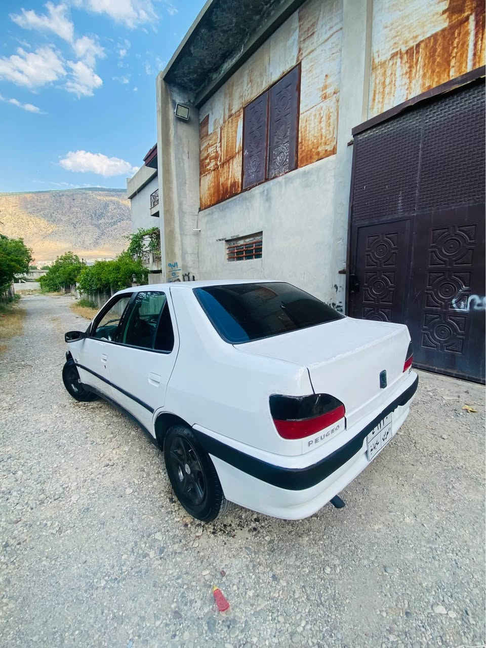 بیجۆ ٣٠٦   ٢٠٠١
گێرومەكینەی بەشرتە
٤تای لۆك تازە بەستاومە
یەك دینار مەسروفی نیە 
قنجی نیە بێ دەحمو لێدراو پێشو پشت كەپس 
تەحویل وەكالە بەشەرت ٢ وەرەقە غرامە بۆت دەگێرمەوە
٢٣ مجال 
*********** واتساپ أربيل, العراق
