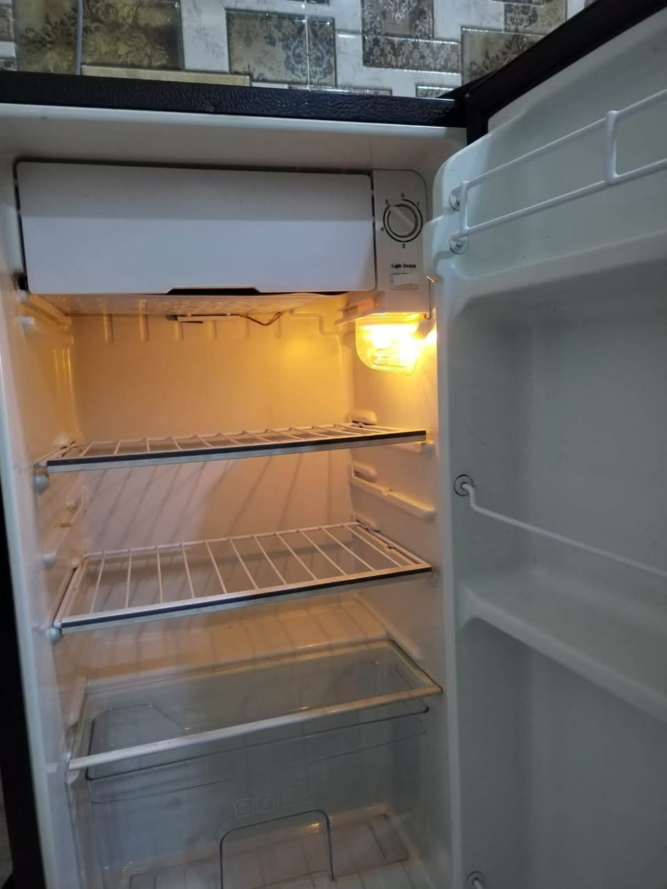 ثلاجه ٦قدم نظيفه وشغاله أخذته ب١٩٥اريدهه ب١١٠عنوان بغداد ابو غريب للاستفسار خاص *********** الماسنجر مقفول
