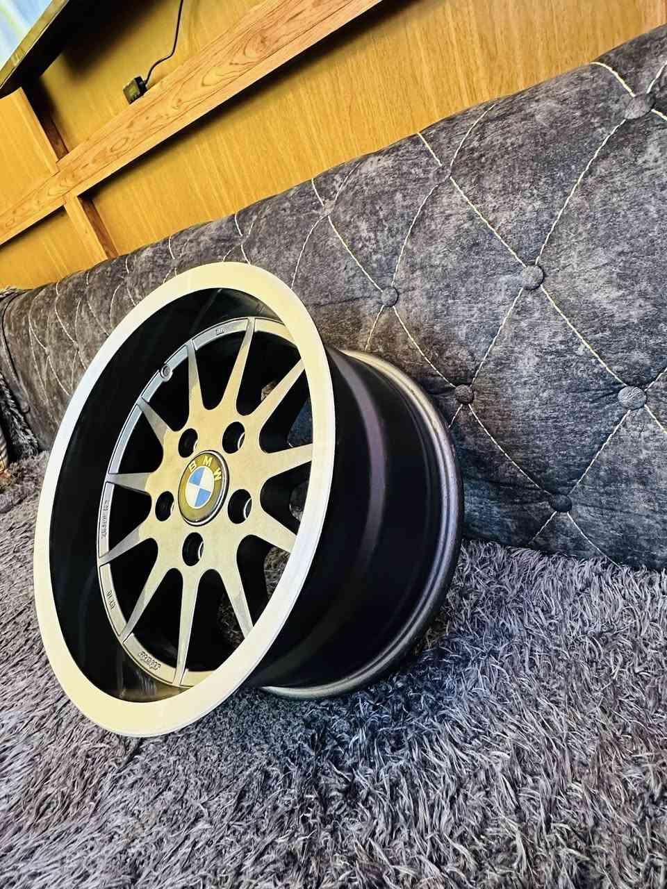 السلام عليكم
تخم البينا قياس 15 اصلي الماني شفة عريضة كعدتة عل سيارة مثل عرض ال m 
سعر 265$ 
بغداد مجمع مشن تقاطع زيوت معرض الصفار يتوفر توصيل 
للاستفسار واتس اب ***********
