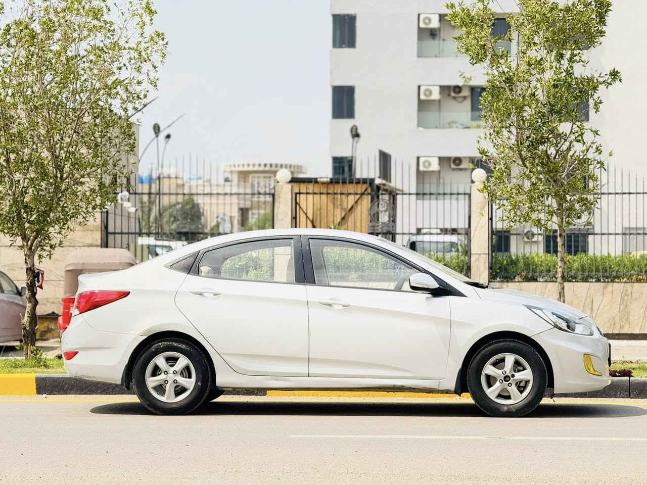 السلام عليكم
اكسنت2015 خليجي 
كفالة عامة من الصبغ والتبديل 
بيها بارد قليل كما واضح ب السونار 
كير والمكينه كفاله عامه من كلشي 
تايرات جديده 
باتري جديد 
السيارة جديده و متعوب عليها 
السياره رقم بغداد بسمي مميز 
السعر ٨٨ وبيها مجال 
لاستفسار ***********
العوان بغداد
