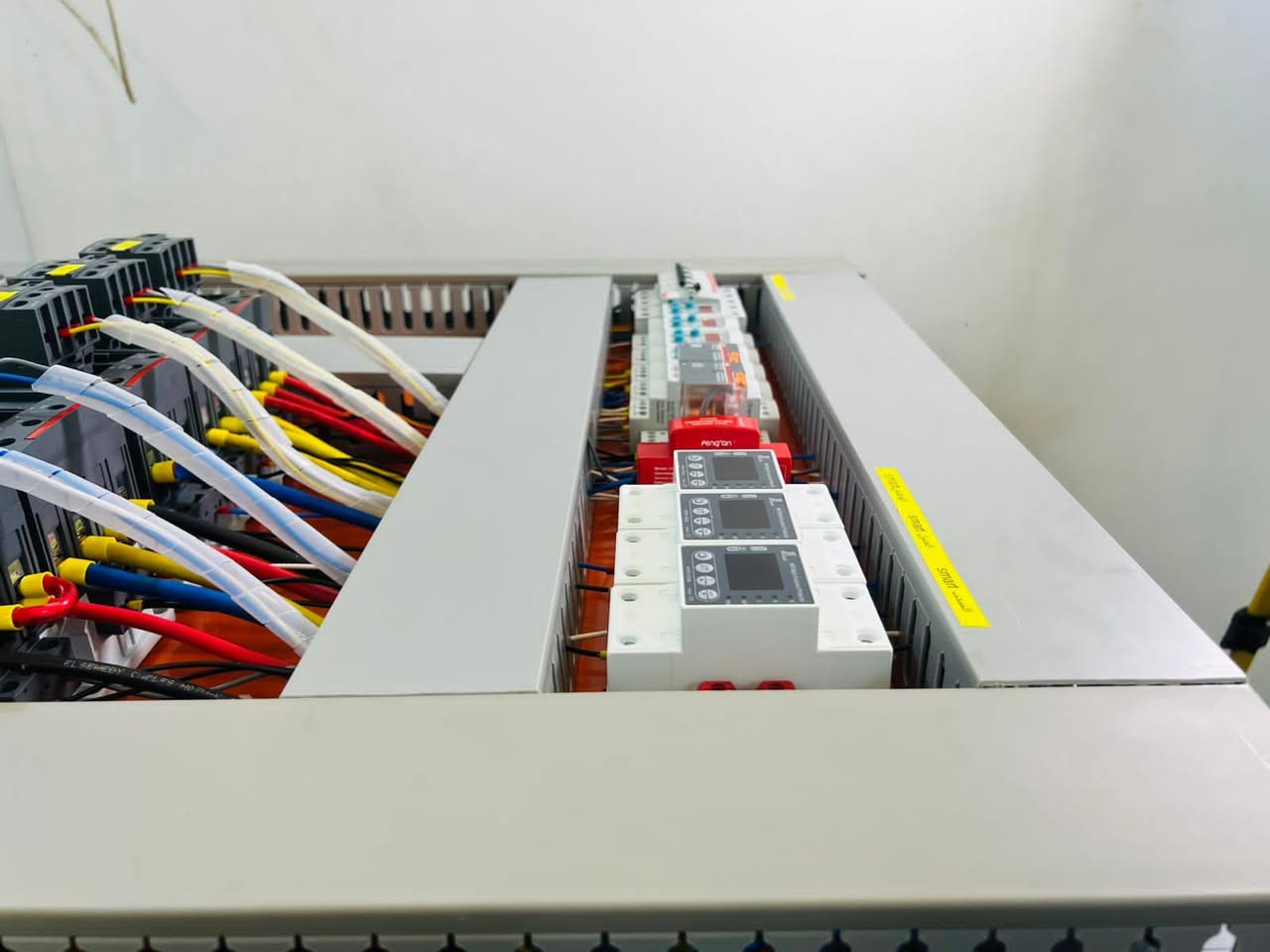 تصميم وتنفيذ بورد (ATS)
مواصفات البورد:
# حجم البورد100×80
# ثلاث مراحل بحمل 300A
# بارد منفصل 
# تحكم  اطفاء وتشغيل عن طريق الانترنتWi_Fi
# حمايه كامله  (protection) علي جميع الخطوط
#  مضاف جوزه حمايه من الحريق


**إذا كنت صاحب هذا الإعلان وتريد حذفه لأي سبب، رجاءا أرسل رسالة إلى الدعم الفني**