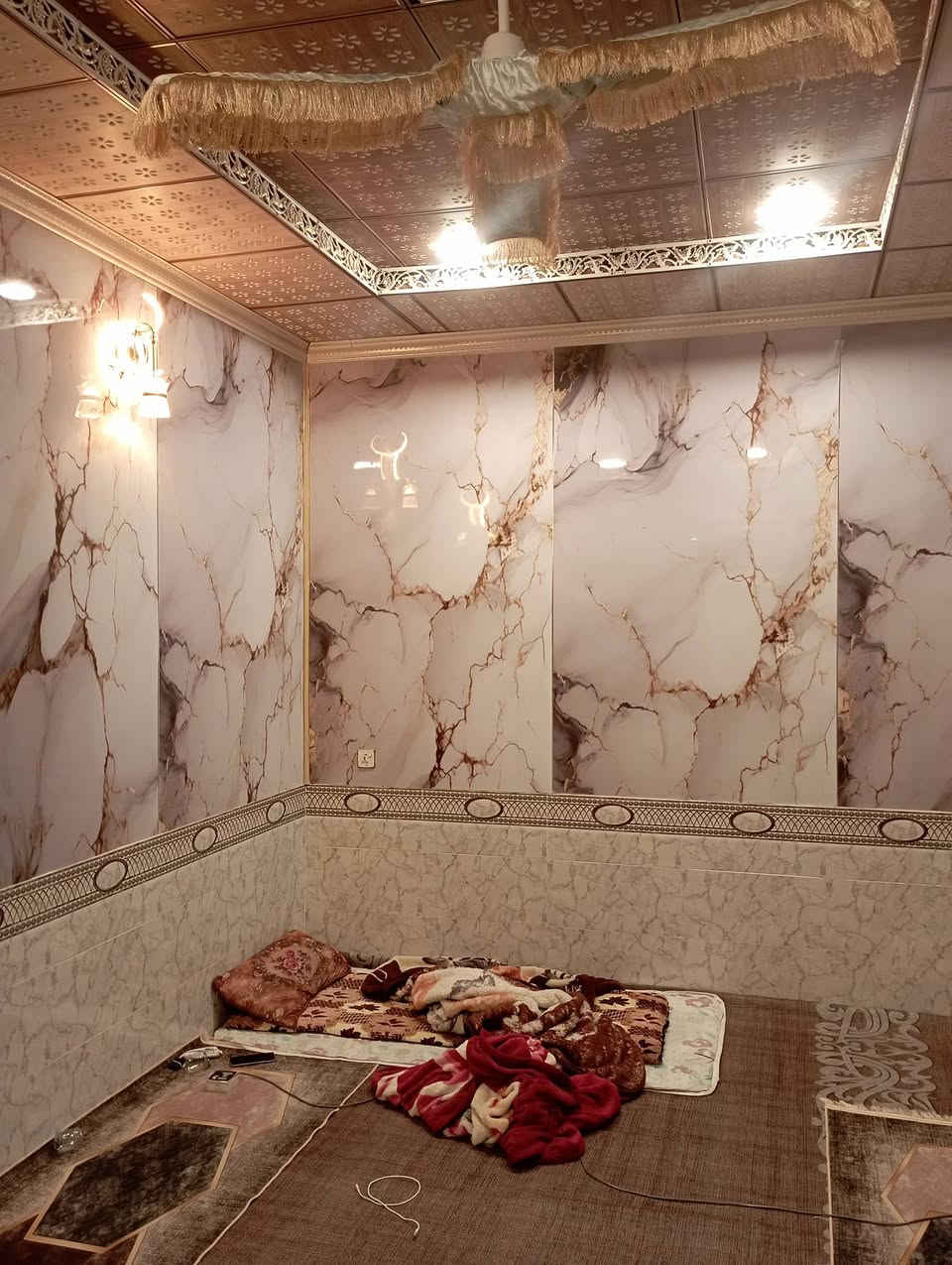 سلام عليكم بيت للبيع 100 متر حي النداء منطقه 84 مقابل الامرات طابق واحد بيت جديد غرفه وصاله ومطبخ وستبال ***********
