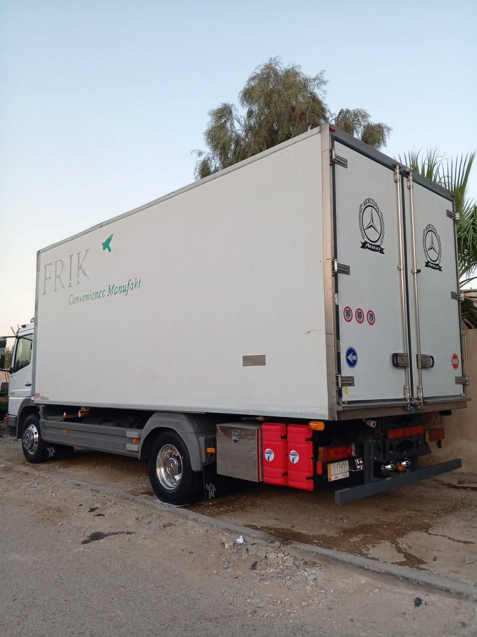 سلام عليكم اتيكو براد مديل 4فول مواصفات 8برغي 6بستم جوبلس امامي خلفي طول 6وربع تبريد تجميد شغال تبريد قماره بلادي تخم تاير جديد كفاله عامه سنويه 28بسمي 4طن مكان بغداد ***********
