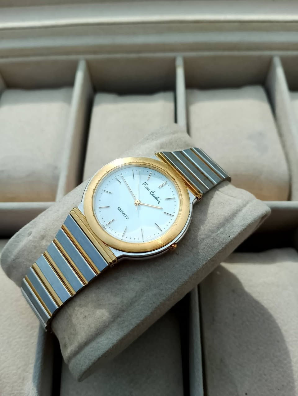 بسم الله الرحمن الرحيم 
تحيه طيبه للجميع ♥️ 
للبيع ساعه pierre cardin دار أزياء 
مكينه ياباني اصلي 
سير سل ستيل اصلي 
مكينه بطاريه 
السعر 40 الف 💵💵 
العنوان بغداد الدورة 
يوجد توصيل إلى جميع محافظات العراق وبغداد أيضاً 
للحجز والاستفسار المراسله على الخاص او على الرقم 
ه‍ *********** ☎️ متوفر واتساب
