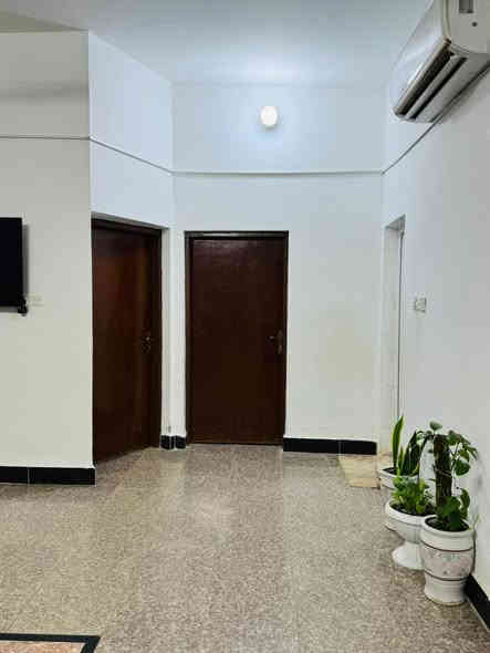 السلام عليكم دار للبيع العنوان حي الفرات مقابيل كليه الطب 
يتكون من طابق واحد مساحه 253 
بناء حديث 2017كونكريت مسلح 
عدد الغرف 2+صالة +استقبال+مجموعتين صحية +ممر محيط بالبيت +طارمه كبيره  يطل على شارع تبليط عرضه 15 متر
السعر 215 وبي مجال 
للاستفسار اكثر الاتصال على الرقم 
***********
