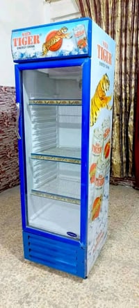 ثلاجة عرض • نضيفه • بيها مجال