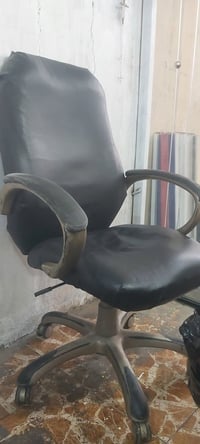 ميز وكرسي دوار بحالة جيدا  وجامخانه للبيع  الاستفسار على الرقم 0776946...