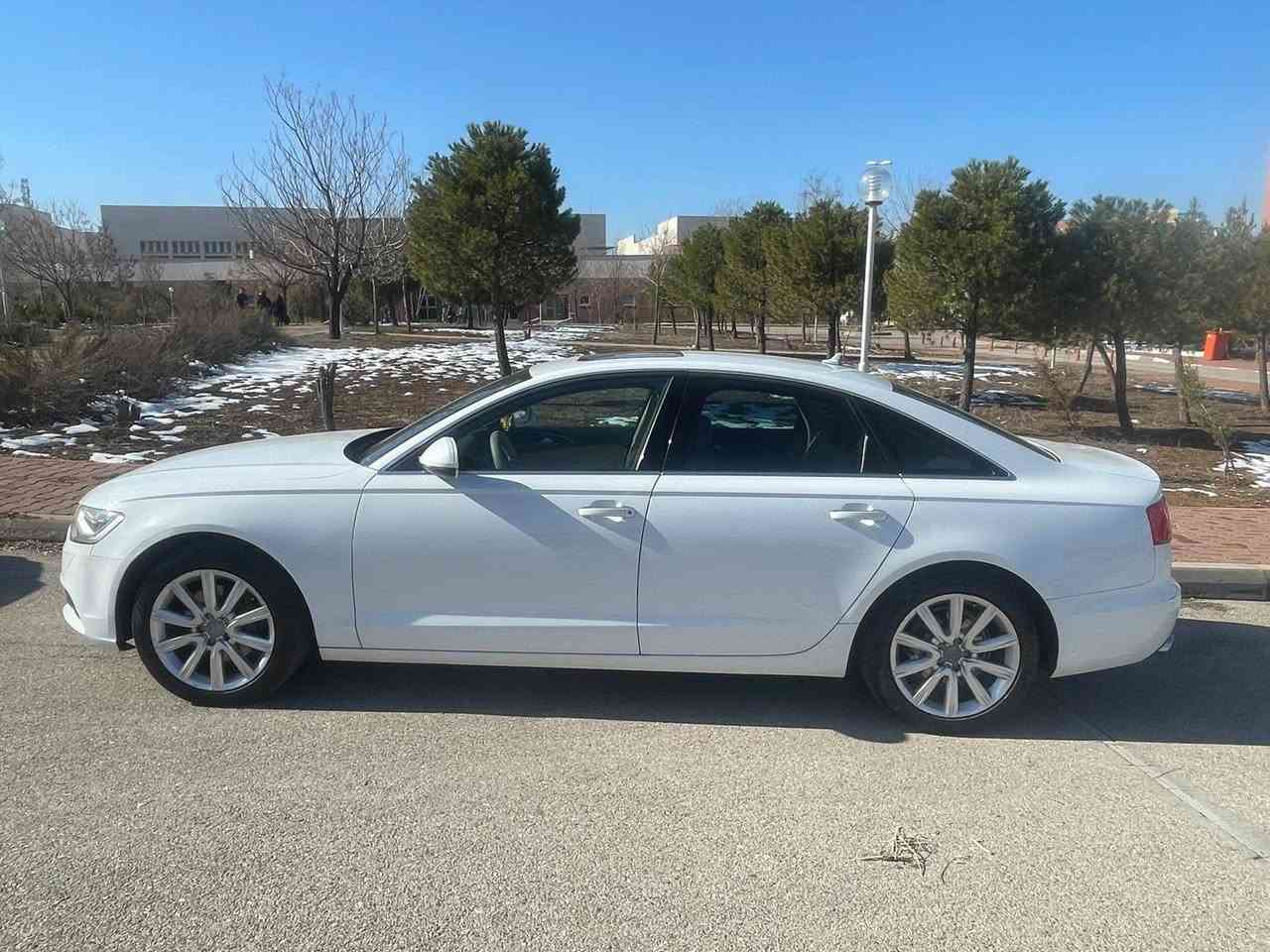 Audi A6 2013 
مواسەفاتی خلیجی ٦ پستۆن فول فول مواسەفاتە سەیارەکە لۆک لۆکە 
بۆیاخو ساردو شوختی نیە 
بەشەرتی گێرو مەکینە لۆک لۆکە نەکراوەتەوە 
نرخی ١٢٨ گەڵا و مامەڵەیەکی زۆر کەم 
***********
سەیارەکە لە سلێمانیە السليمانية, العراق
