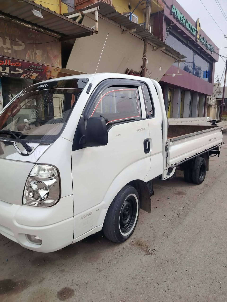 السلام عليكم ورحمة الله وبركاته كيا ٢٧٠٠ موديل ١٢ نضيف مكفوله عامه محرك معمر جديد ما صارلو شهر الداخل معمر كامل غرفه كامله حصه كاز بيها بسمي اني الشرعي مكاني موصل الجانب الأيمن حاوي الكنيسه رقم تلفون *********** بي واتساب
