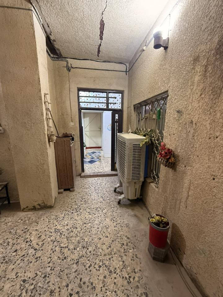 بيت للبيت 
حي الوفاء 200م مع محلات
على شارع 60 شارع وفاء هندية
رقم تلفون / ***********
