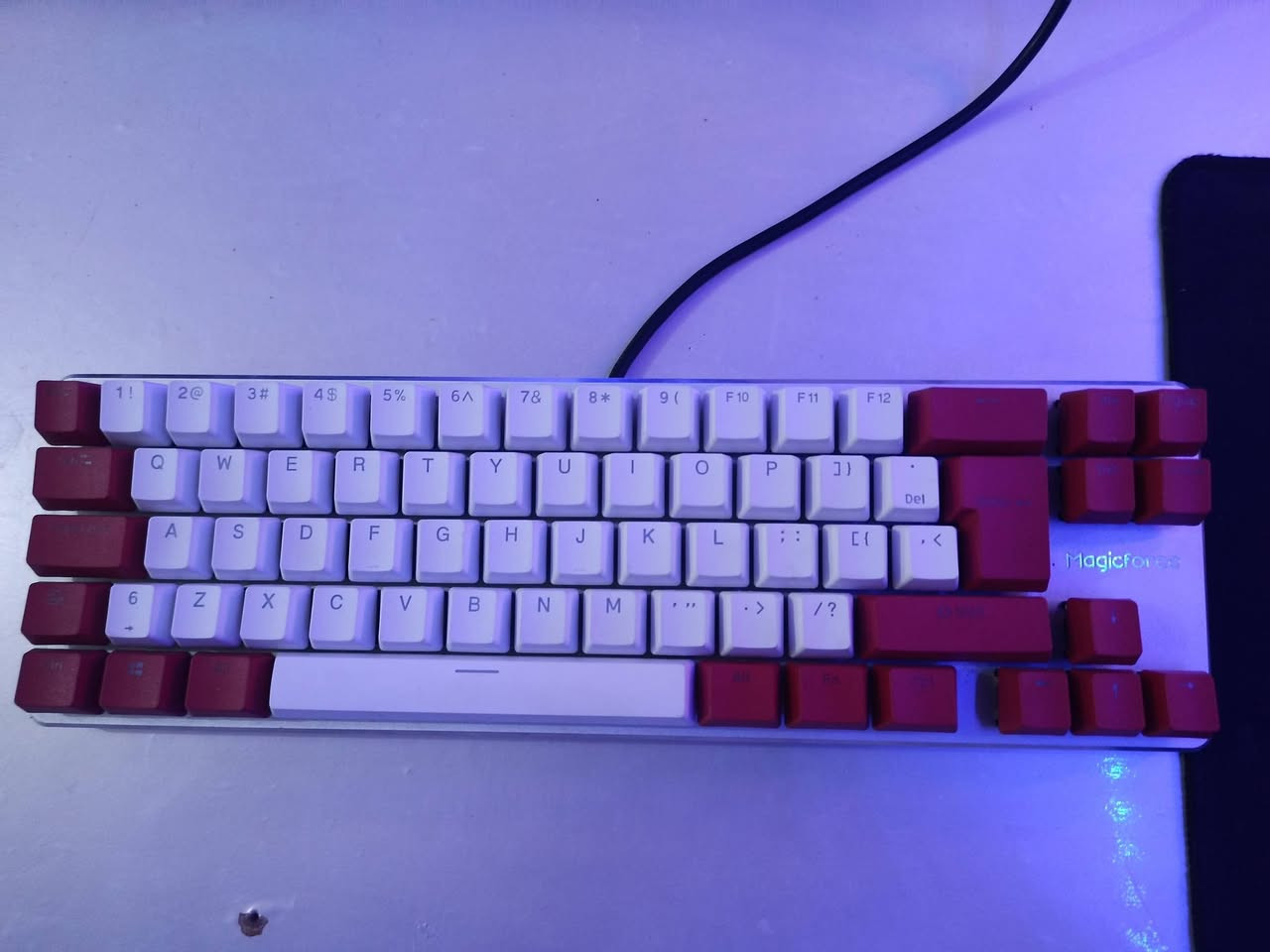 للبيع كيبورد ميكانيكي حجم 68 من شركة magicforce سعره 30 توصيل موجود 
التوصيل 
***********
