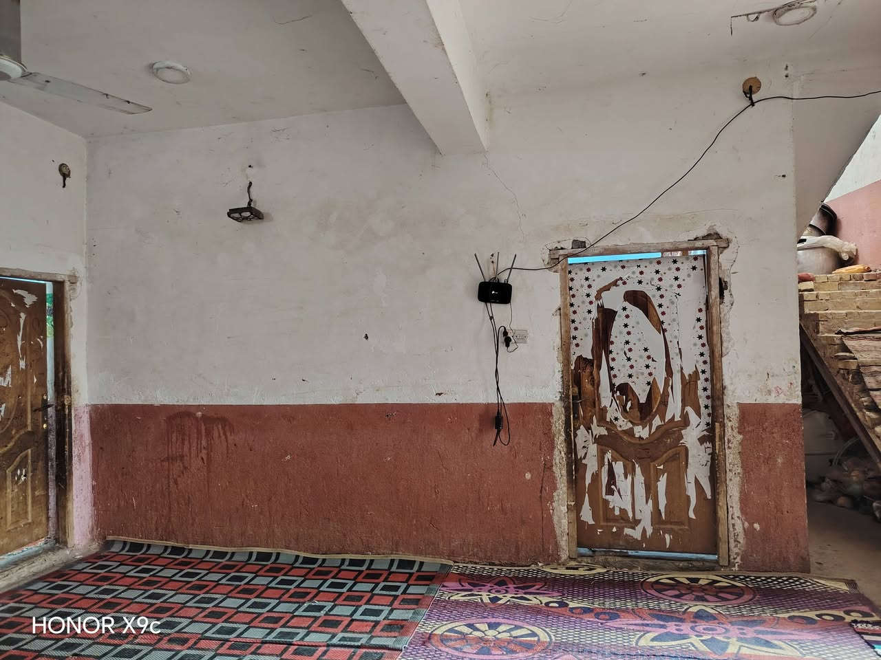 سلام عليكم يالله توفر عدنا بيت البيع مساحه ميتين متر مكانه حي المير غرب المدرسه العروبيه ***********
