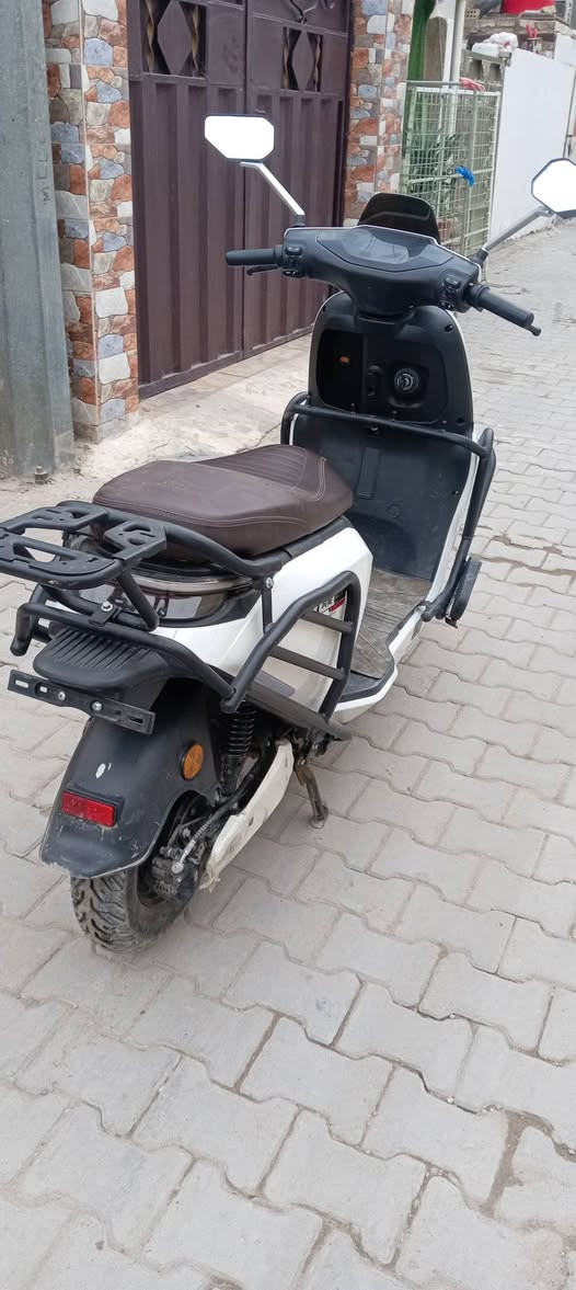 سلام عليكم ورحمه الله وبركاته
دراجه شحن نوع Benbao الحوت شركة فوجي 

ملف 2000 حقيقي بطاريات 6 

عدد التحويلات 3 مع الS 4 الدراجه ماشيه شي قليل اخت الزيرو جنطه خلفيه مع الخوذه دبل كارت + سويجين سعر الدراجه 850 وبيه مجال قليل للشراي 

مكاني بغداد الحريه *********** واذا كو دراجه بانزين سكنس او بريز مراوس هم عادي
