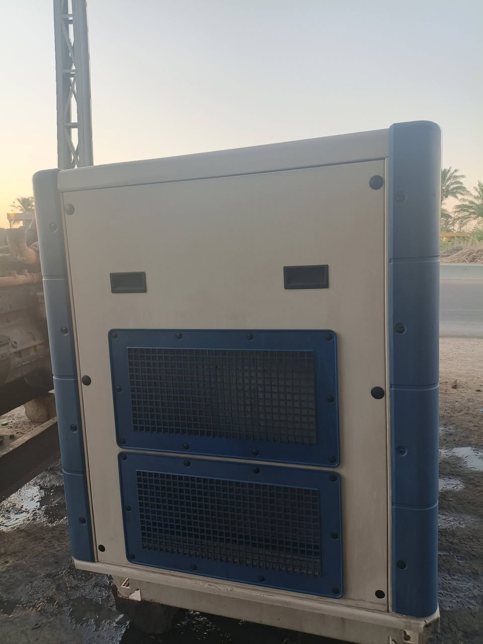 السلام عليكم ورحمة الله
للبيع مولد نوع بيركنز 
100KVA
مجفت تجفيت عام على الشغل
السعر 55ورقه وبيه مجال 
العنوان اليوسفية
***********
