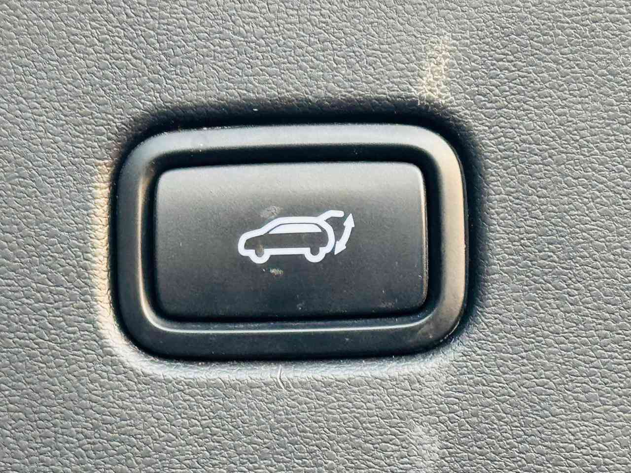 السلام عليكم 
توكسان 2022 فول موصفات سبشل اوردر يعني ماك شغلك مابيها حادثها بابا وره السائق السيارة ماشية 39 ميل  باسمي جاهزة من كلشي  السعر 22000$ وبيها مجال 
مكاني الاعظمية شارع الضباط 
للاستفسار 
***********
***********
