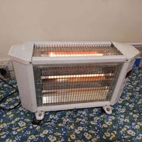 مدفئة كهربائية (هيتر ) شمعتين تعمل  المكان مجمع الشعب السكني  موبايل 0...