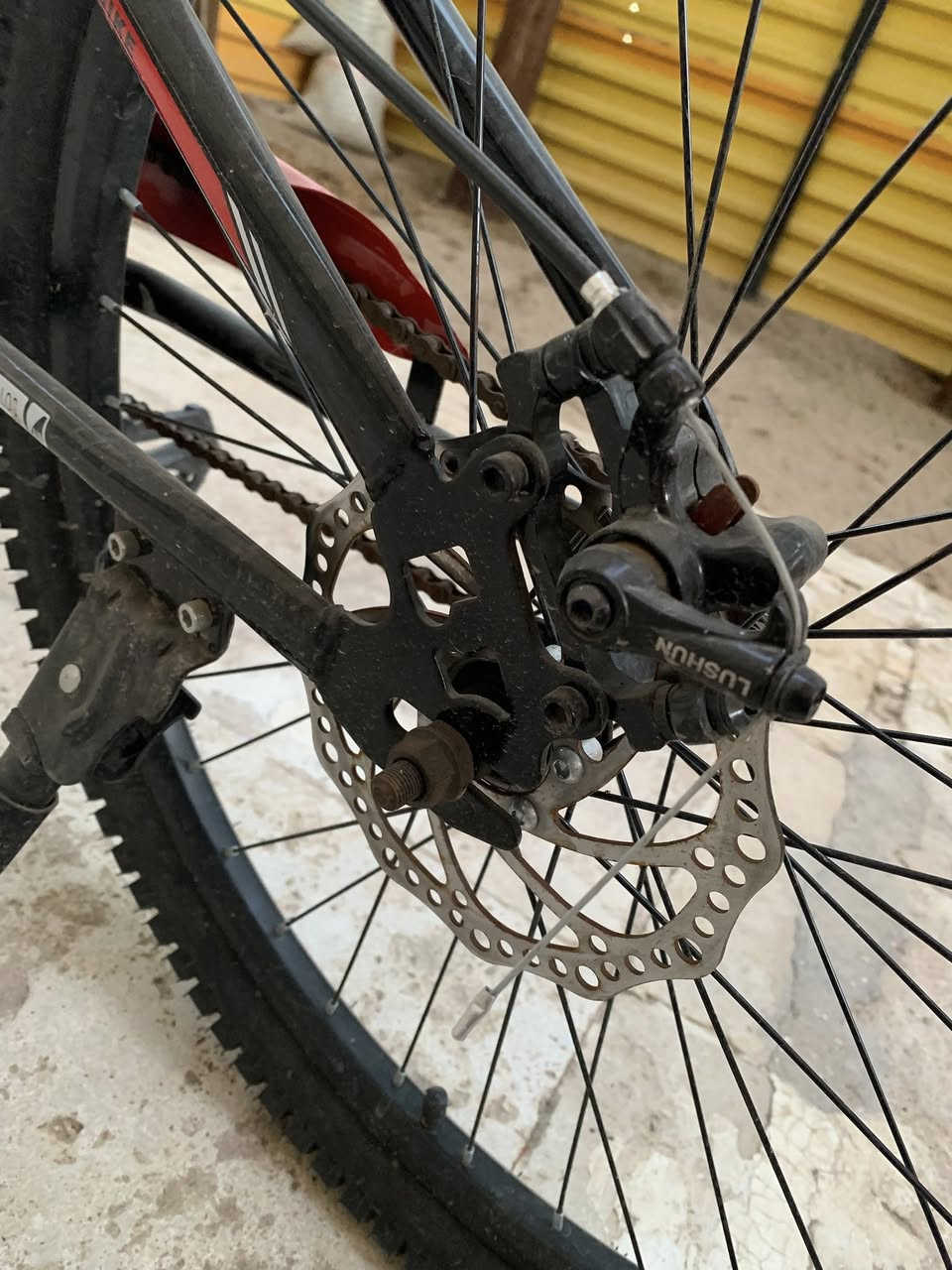 بايسكل جبلي من ماركة SHIBIA ذات لون أحمر وأسود.
نوع الدراجة: دراجة جبلية (Mountain Bike) مصممة للتضاريس الوعرة. 

نظام الفرامل: مزودة بفرامل قرصية (Disc Brakes) للأمام والخلف لضمان التوقف السريع في مختلف الظروف الجوية. 

الهيكل: إطار متين يتحمل الاستخدام الشاق، مع وجود نظام ممتص للصدمات (تعليق أمامي) لراحة أكبر أثناء القيادة

جديد ما مستخدم ابد نضيف فووول 

السعر ب140 الف


**إذا كنت صاحب هذا الإعلان وتريد حذفه لأي سبب، رجاءا أرسل رسالة إلى الدعم الفني**