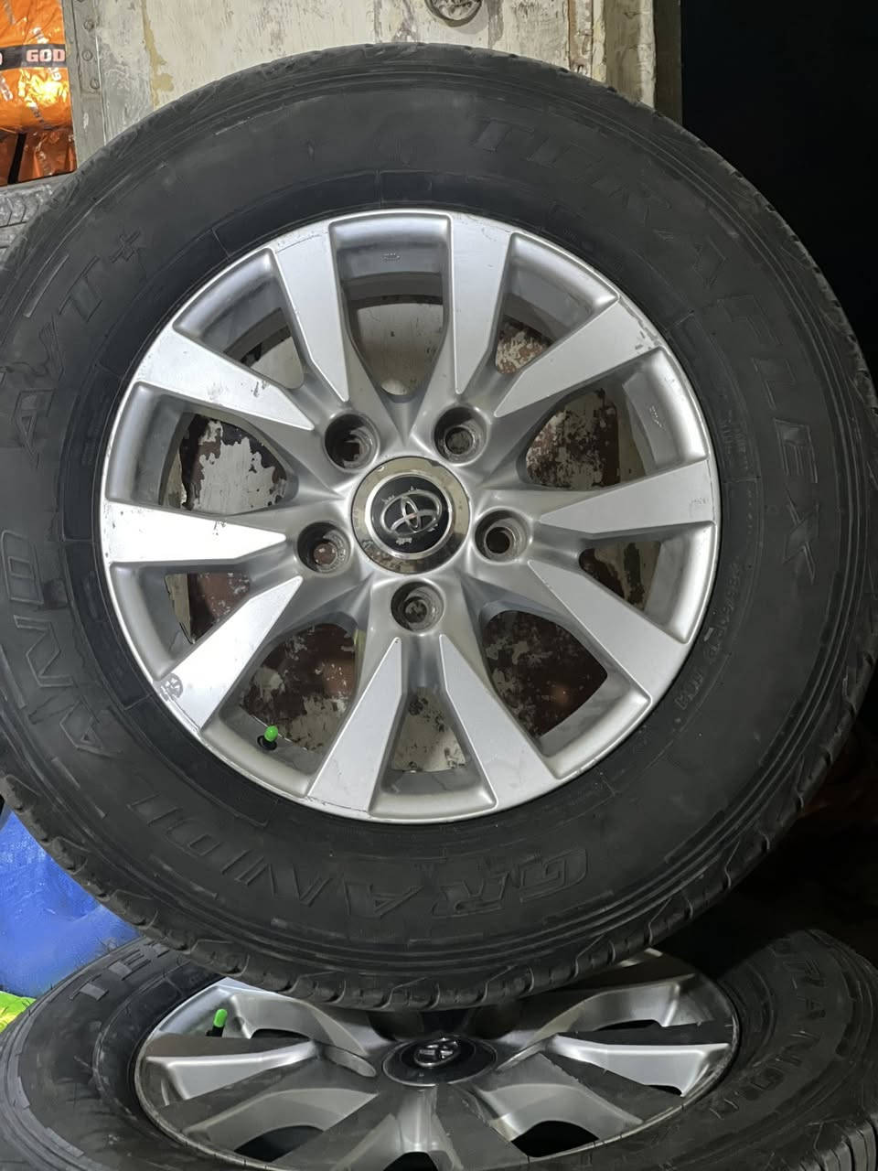 تخم ويل حجم18  مال لاندكروز مديل 16 وينشد عله 14/13/12 مع تايرات تخم صيني نقشه دلوب ويل اصلي موتجاري السعر 500 دولار وبيهن مجال ***********
