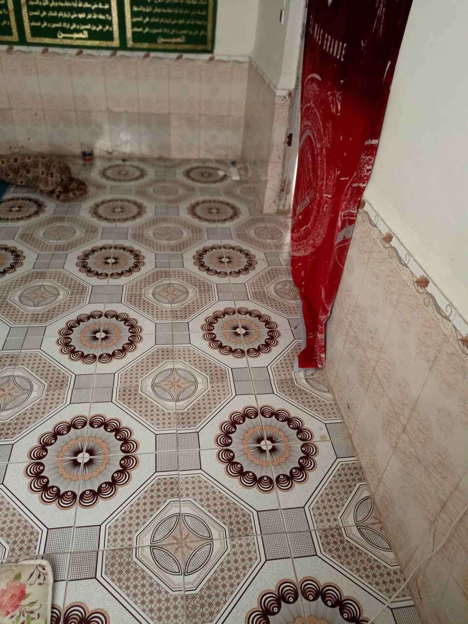بيت البيع بل تضحيه شارع العياده يم صيدليه فدك أو يم مدرسئ قبضه الهدى البيت 200متر   طارمه جبيره 3غرف الغرفه ال3نضام سويت صاله عدد.2 ودوانيه ومطبخ وحمام وترك داير البيت متر وربع الاستفسار أكثر. ***********. ،،سعر البيت 140 وصل بل مكاتب 130

