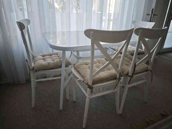 مێزی نان خواردن ٤ نەفەری
مێزەکەی ئاسنە و سەری شوشەیەو زۆر توند و تۆڵە کورسیەکانی پلاستیکە 
مێزەکە نایلۆنی ئەستوری لەسەرە و ٤   
دۆشەکی سەر کورسیەکانیشی لەگەڵە 
 *********** سلێمانی ١٢٥ هەزار
