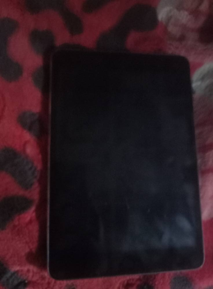 السلام عليكم
ايباد ابل 
10 برو مستخدم يوم واحد و ذاكره 200 البطاريه 100 و يجي ويا شاحنه  السعر علا الواتس ***********
