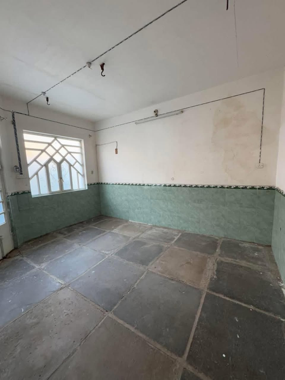 بيت 🏡 اجار حي السلام 100 متر طابق واحد  تفاصيل البناء  غرفه وصاله ومطبخ وستقبال وصحيات قرب شارع المطبات  التواصل مكتب دار السلام  *********** وليد الشباني
 *********** امير التميمي #سلام #سلام #نجف
