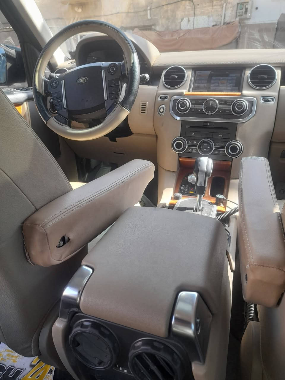 السلام عليكم لاند روفر ٢٠١٠ وارد خليجي
رقم انكليزي وسنوية جديده عظم عاج والهزه جديده وبيها بصمتين 
سيارة نظيفه جدا بعد الفخامة البريطانية 
لون اسود بدون صبغ محرك مكفول عادي يعني المرغوب بدون سوبر 
دفع رباعي دبل اكسل تبريد تدفئه كله شغال
جوبلسات اربع جدد شغال ناصي وسط عالي 
ثلاجه شغال باتري جديد قبل اسبوع داخل جلد
فول مواصفات 
خمس كاميرات شغاله بدون اي نقص 
سقف بانوراما زجاج مع سقف٣ سلايد
مع انطمة متكامله رقم شمالي دهوك 
رقم الفون ***********
بغداد السعر ١٣٧
