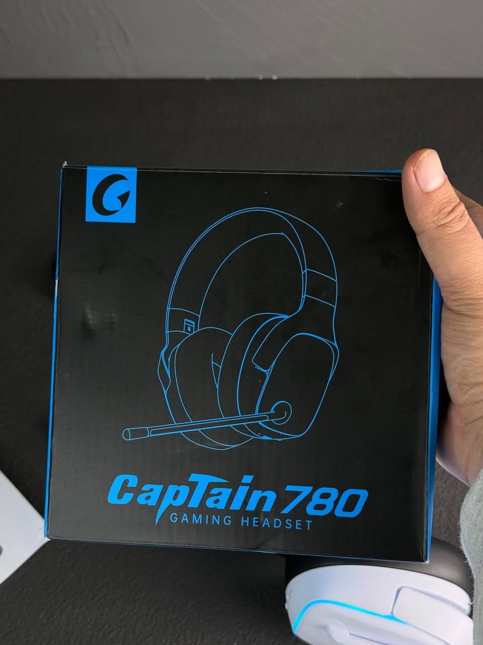 هيدسيت كيمنك يعمل على جميع اجهزة اللالعاب

حتى الهواتف الذكية 
موديل captiob 780 باخر اصدار
اتصال ثلاثي الأوضاع (in-1-3) :

﻿﻿لاسلكي 2.4GHZ: باستخدام قطعة (USB (Dongle لضمان عدم وجود تأخير في الصوت (Low Latency) وهو الأفضل للألعاب

﻿﻿بلوتوث (Bluetooth): للاتصال بالهواتف والأجهزة اللوحية

﻿﻿سلكي (3.5mm): للعمل في حال نفاد البطارية أو على أجهزة معينة

عمر البطارية: تصل إلى 35-40 ساعة من الاستخدام المتواصل

(حسب مستوى الصوت والإضاءة)

شحن تايب سي سريع جدا مع اضاءة جانبية مميزة جودة الصوت: مزودة بمحركات (Drivers) بحجم 50mm
تقديم صوت محيطي ستيريو وتأثيرات "باص" قوية تساعد في سماع خطوات الأقدام في الألعاب

الميكروفون: ميكروفون مرن وقابل للإزالة، يتميز بخاصية تقليل الضوضاء لضمان وضوح الصوت أثناء المحادثات.

السماعة تدعم تشكيلة واسعة من الأجهزة بفضل أوضاع الاتصال
المتعددة:

( بر اللاسلكي PS5 (2.4
. (عبر اللاسلكي أو السلك) 2. PC / Laptop

﻿﻿﻿Nintendo Switch (عبر البلوتوث أو 
السلك).

﻿﻿﻿الهواتف الذكية (عبر البلوتوث).

﻿﻿
#explore #reels #trending #viral #fyp

#سعرها ٣٠ الف 

#توصيل ٥ الف


**إذا كنت صاحب هذا الإعلان وتريد حذفه لأي سبب، رجاءا أرسل رسالة إلى الدعم الفني**