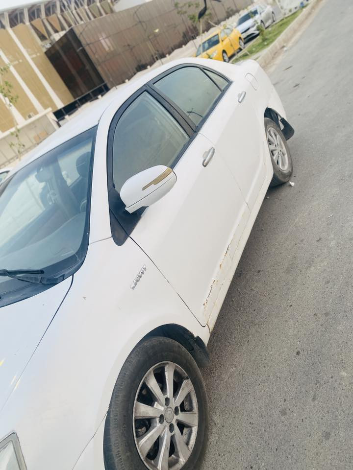 السلام عليكم جيلي موبل FC2011 كير عادي رقم انكليزي بابل بأسمي سنويه ل28 سياره مكينه بلاد 1500 لاتبخير وتنقيصها طبيعي حداديه عوزها ترتيبات بسيطه  تبريد فقط كمبريسر شاشه اندرويد لايتات عالي زنون الكير بي غره بسيطه وبديها بيها خياسات بسيطه اسفل البيبان والدواير  مكانها ناصريه مركز السعر 30 وبيها مجال 
الرقم ***********
