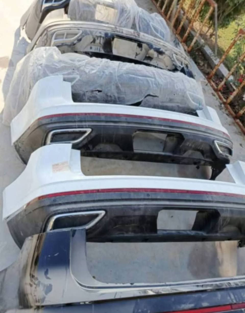 كراج اطلس
كروز وعادي  

بلادي نفس لون خلفي و كدم 

عنوان كركوك قرب مشتل محمد

***********
