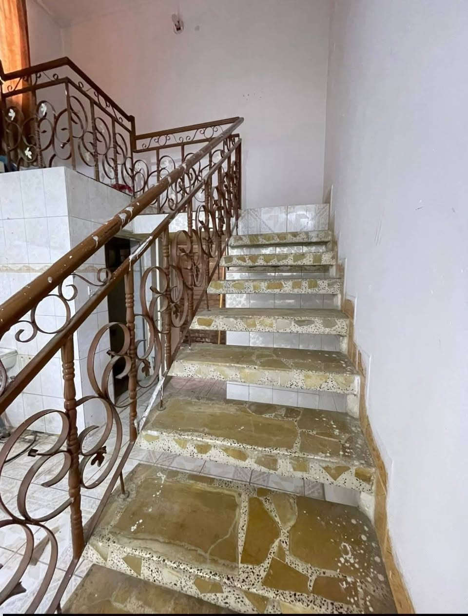 دار للايجار قريب من المستشفى التركي وشارع الطهمازيه مساحه ٢٠٠ يحتوي على غرفتين وهول واستقبال الضيوف ومطبخ وصحيات وحمام وطارمه السعر 350
***********
