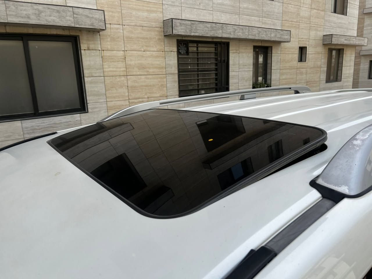 السلام عليكم لاندكروز موديل ١١ ستيني اصل تكمة وسنوية السيارة باسمي رقم دولي الجديد مكفول من حادث وصبغ وتبديل ومحرك وكير جاهزة ومابيها اي نقص تخم تاير وصدر جديد ونظافتها احلى من الصور ماشية ١٠٣ حقيقي شرط الفحص 
فتحة سقف سلايت 
بصمة ابواب وتشغيل 
فور ويل 
سبعة راكب 
داخل جلد بيجي 
مقعد السائق كهرباء 
انارة داخلية
اشاير مري 
مري شفط 
تحكم ستيرن 
حساس امامي خلفي 
زراك لايت 
اضاءة زنون 
مكانها بغداد وسعرها ٣٢٥ للاتصال 
***********
