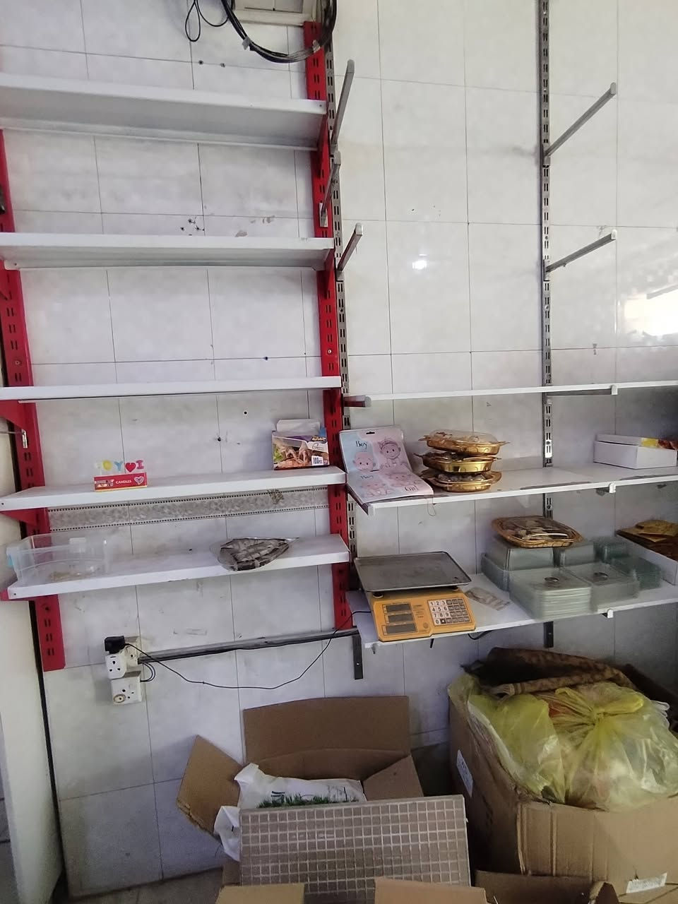 رفوف مع باترينات مع ميز عرض
للبيع العنوان شارع نعمه الريفي
للاتصال  ***********
