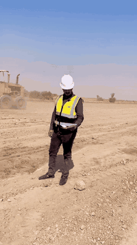 سلام عليكم 
المرحله الأولى بمباشرا العمل 
تسويه التربه 
تسقيط المساحه 
تثبيت الحدود. 
إضافه. جلمود وسبيس وحدل قبل صب الشريطي. 
🫶🫀
المساحه الكليه 10 دونم 

***********
***********
