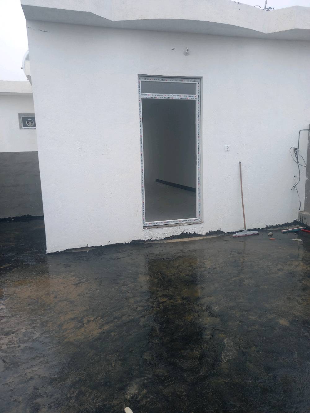 بيت للبيع 🏠 بناء 2026 طابو ملك صرف
بناء طابوك
البيت جاهز من كلشي ✅️
مساحة 156 وربع
 الوجه 6 وربع 
نزال 25
شارع 20 
نافذ على شارع 40 سايدين الجامعة 
يتكون البيت من طابق ونصف
الطابق الارضي مطبخ حار و بارد 
استقبال و صالة كبيرة
غرفة نوم و ثلاث صحيات و منورين
الطابق الاول 
صالة كبيرة وصحيات
والبيت مصبوغ داخل وخارج  
مسحوب علي قرض اسكان ومستمرين بالدفع 
العنوان _ الفلوجة _ حي المنصور _ مقابل بانزين خانة الجوهرة _ قرب جامعة الفلوجة
***********
( ( 💵 90 مليون وقابل للتفاوض 💵 ) )
