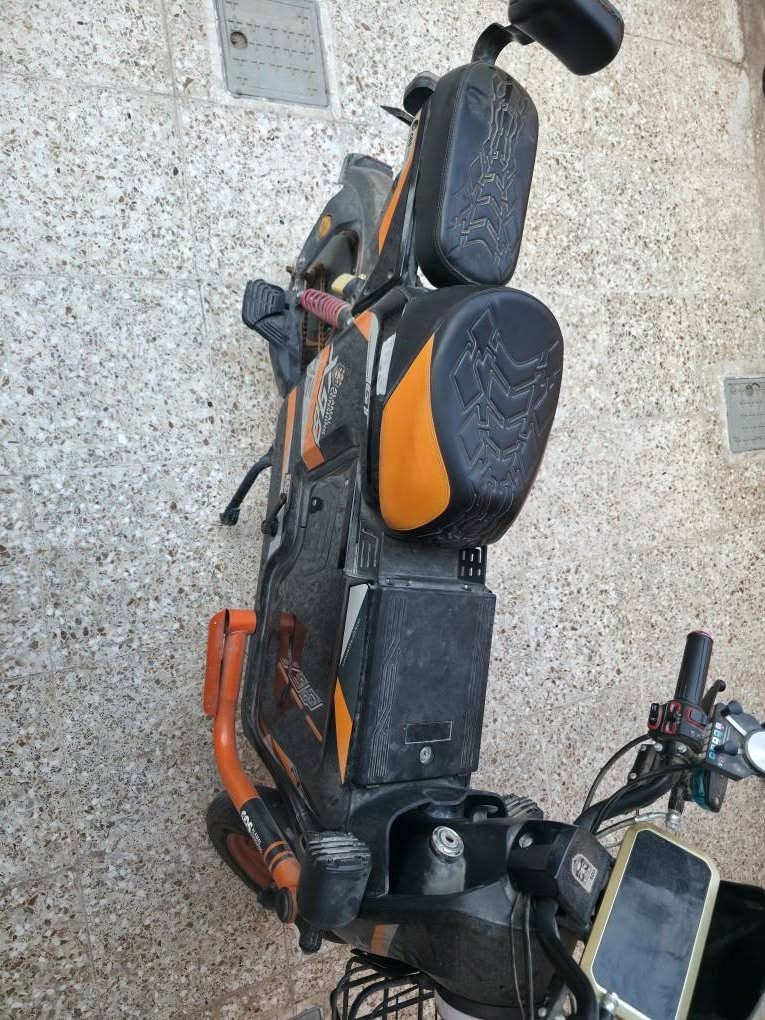 ماطور شحن x900 
٥ بطاريات 
سويج بصمة عدد ٢
سماعة بلوتوث 
لايتات فول كاملة 
دراجة كاملة وجديدة مشتري صارلة سنة متروكة مستخدم ققط ٣ اشهر تقريبا
*********** كركوك, العراق
