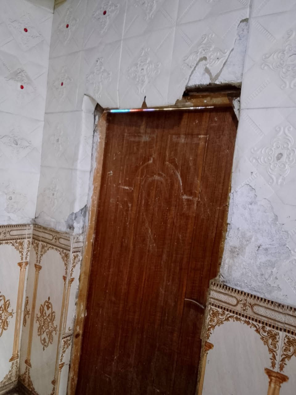 بيت حواسم قرب محكمه الكزيزه يتكون من 4غرف واستقبال + مشتل معزول غرفتين ماعلي ازاله سقف سندويج البيت كله سراميك الستفسار ***********
