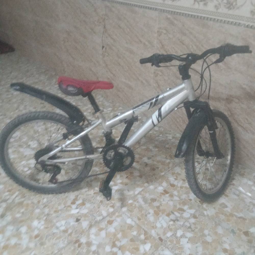 جاهز جديد كيرين مكينا كلشي ما بيها جديد لوك
شنو ماركة وموديل البايسكل بالضبط؟: 
ما ادري بس هذا جبلي 
شكد قياسها/حجمها وشنو نوع السرعات بيها؟: 
سريع  حجم 20 
منو وين موجودة البايسكل؟ (أي محافظة/منطقة): 
موصل حي صدام قرب اسواق حي صدام 
هل بيها أي عيوب أو تصليح/تبديل سابق حتى تذكره للمشتري؟: 
ما صارلو شهرين من اخذنا 
شنو السعر النهائي؟ وبيها مجال للتفاوض لو لا؟: 
بي مجال65