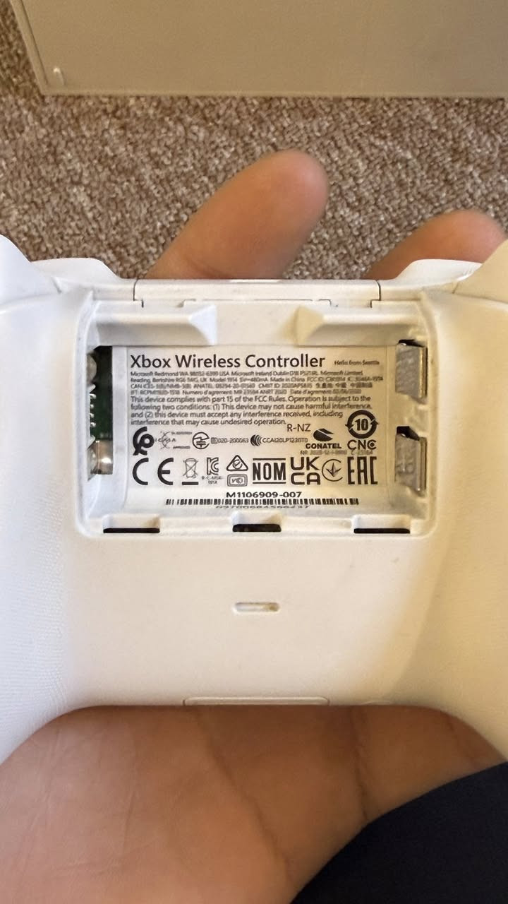 السلام عليكم اكسبوكس سيريس اس انشاء 2023 نضافة الجهاز 100% كامل ملحقاته موجوده الاصليه وياه اشتراك كيم باس شهر وبي العاب نازله فورتنايت وكود 3 والجهاز ابد ممفتوح ولا اليده مفتوحه وياه مبرد اكسبوكس و RGB ضوء مع باتري اليده مستعمل كلش قليل السعر 350 قفل متوفر خدمة توصيل ايضا  رقمي ***********
