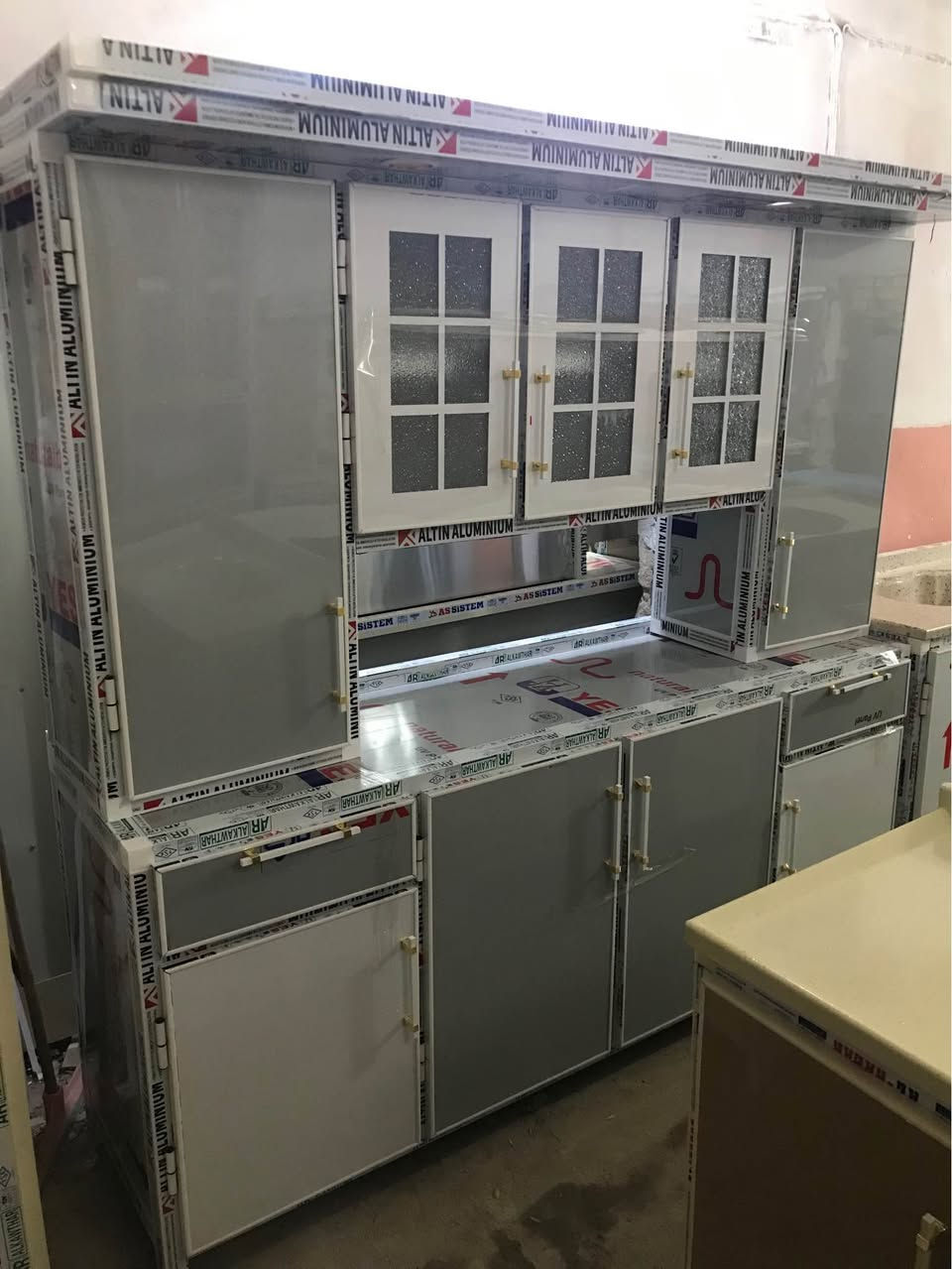 كاونتر مترين نزال شغل درجه اولى مع سنك متر و ربع مرمر ب٦٤٠ شغل درجه اولى نقش cnc تاج وكلوبات ونرماده حفر وبليت ثقيل جوكر مخفي العنوان ناصريه شارع الاخلاص قرب مجمع ابي تراب *********** ناصرية, ذي قار
